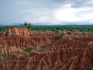 Rode rotsformaties in de Tatacoa woestijn, Colombia