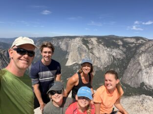 Gezinsfoto boven Yosemite Valley met El Capitan
