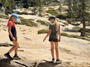 Balanceren op een boomstam in Yosemite