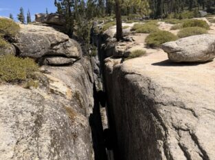 Diepe rotsspleet bij Taft Point in Yosemite