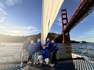 Gezinsfoto onder de Golden Gate Bridge