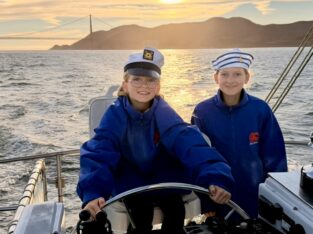 Kapitein aan het roer in de baai van San Francisco