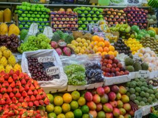 Kraam vol tropisch fruit op een Colombiaanse markt