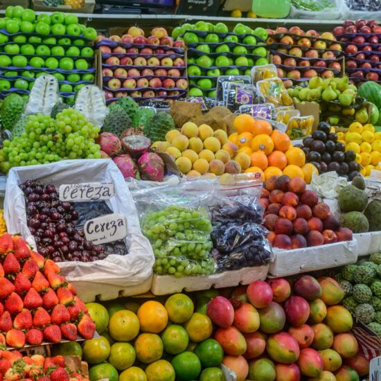 Kraam vol tropisch fruit op een Colombiaanse markt