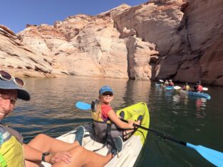 Samen kayakken tussen de rotswanden van Lake Powell