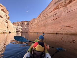 Peddelen door Antelope Canyon op Lake Powell