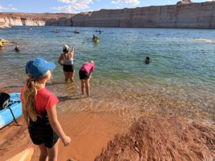 Afkoelen aan het strandje van Lake Powell