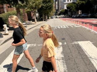 Oversteken in de steile straten van San Francisco