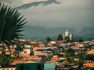 Dorp met witte kerk tussen de bergen van de Colombiaanse Andes