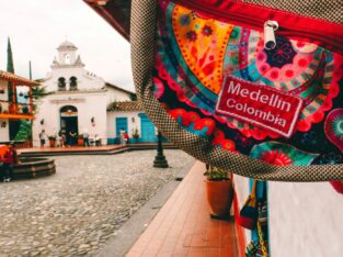 Koloniaal pleintje van Pueblito Paisa in Medellín