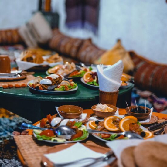 Marokkaanse salades en gerechten op een lage tafel met kussens