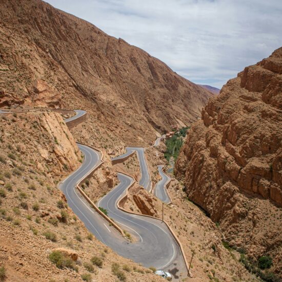 Kronkelende bergweg door de Dadèskloof in Marokko