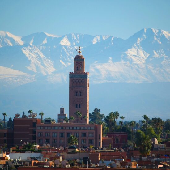 De Koutoubia-minaret in Marrakech met de besneeuwde Hoge Atlas op de achtergrond
