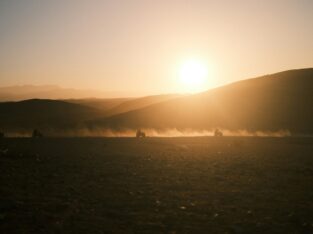 Quads bij zonsondergang in de Agafay-woestijn