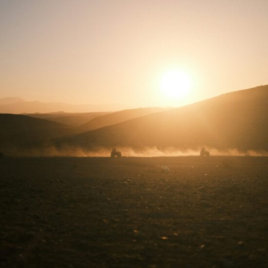Quads bij zonsondergang in de Agafay-woestijn