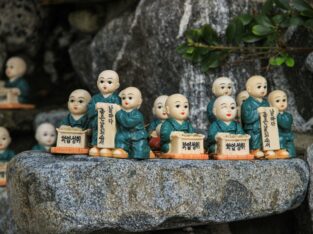 Kleine beeldjes van monniken op een rots bij een boeddhistische tempel in Zuid-Korea
