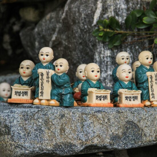 Kleine beeldjes van monniken op een rots bij een boeddhistische tempel in Zuid-Korea