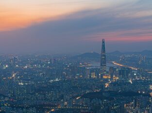 Skyline van Seoul bij schemering met de Lotte World Tower en de Han-rivier