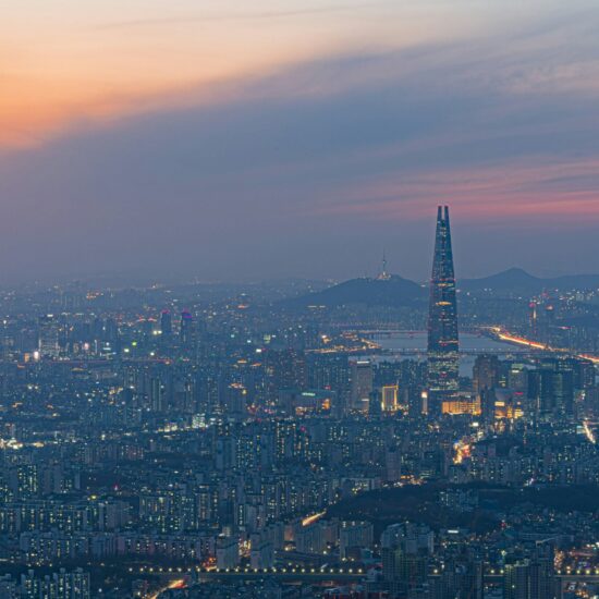 Skyline van Seoul bij schemering met de Lotte World Tower en de Han-rivier