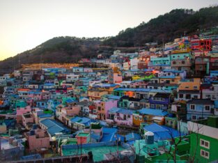 Kleurrijke huisjes van het Gamcheon-dorp tegen de heuvels van Busan