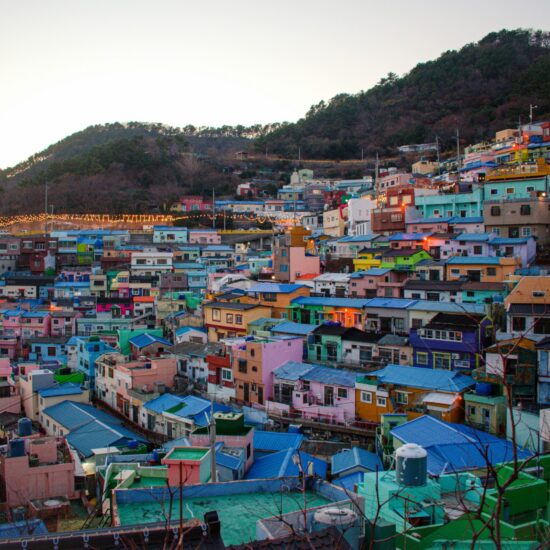 Kleurrijke huisjes van het Gamcheon-dorp tegen de heuvels van Busan