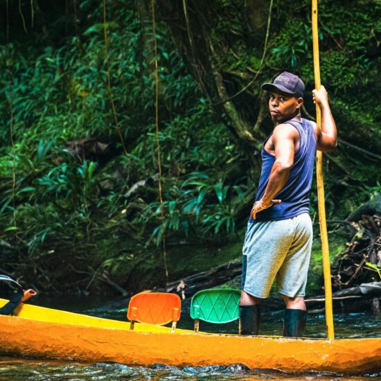 Kano op een rivier in het Colombiaanse regenwoud