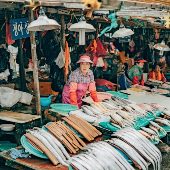 Vis op een kraam van de Jagalchi-vismarkt in Busan