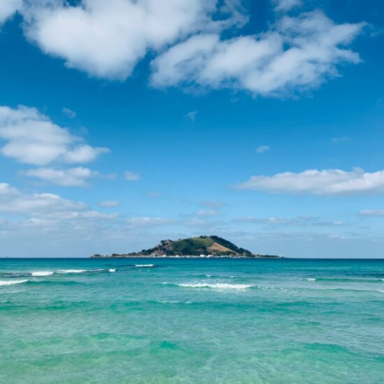 Turquoise zee met het eilandje Biyangdo voor de kust van Jeju