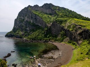 De vulkaankrater Seongsan Ilchulbong met een baai op Jeju