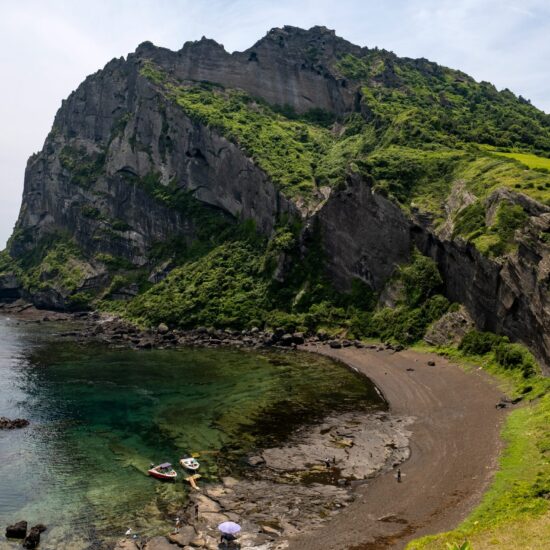 De vulkaankrater Seongsan Ilchulbong met een baai op Jeju