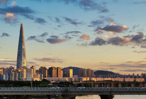 De Lotte World Tower boven de Han-rivier in Seoul bij zonsondergang