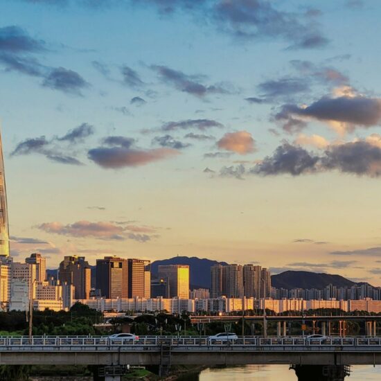 De Lotte World Tower boven de Han-rivier in Seoul bij zonsondergang