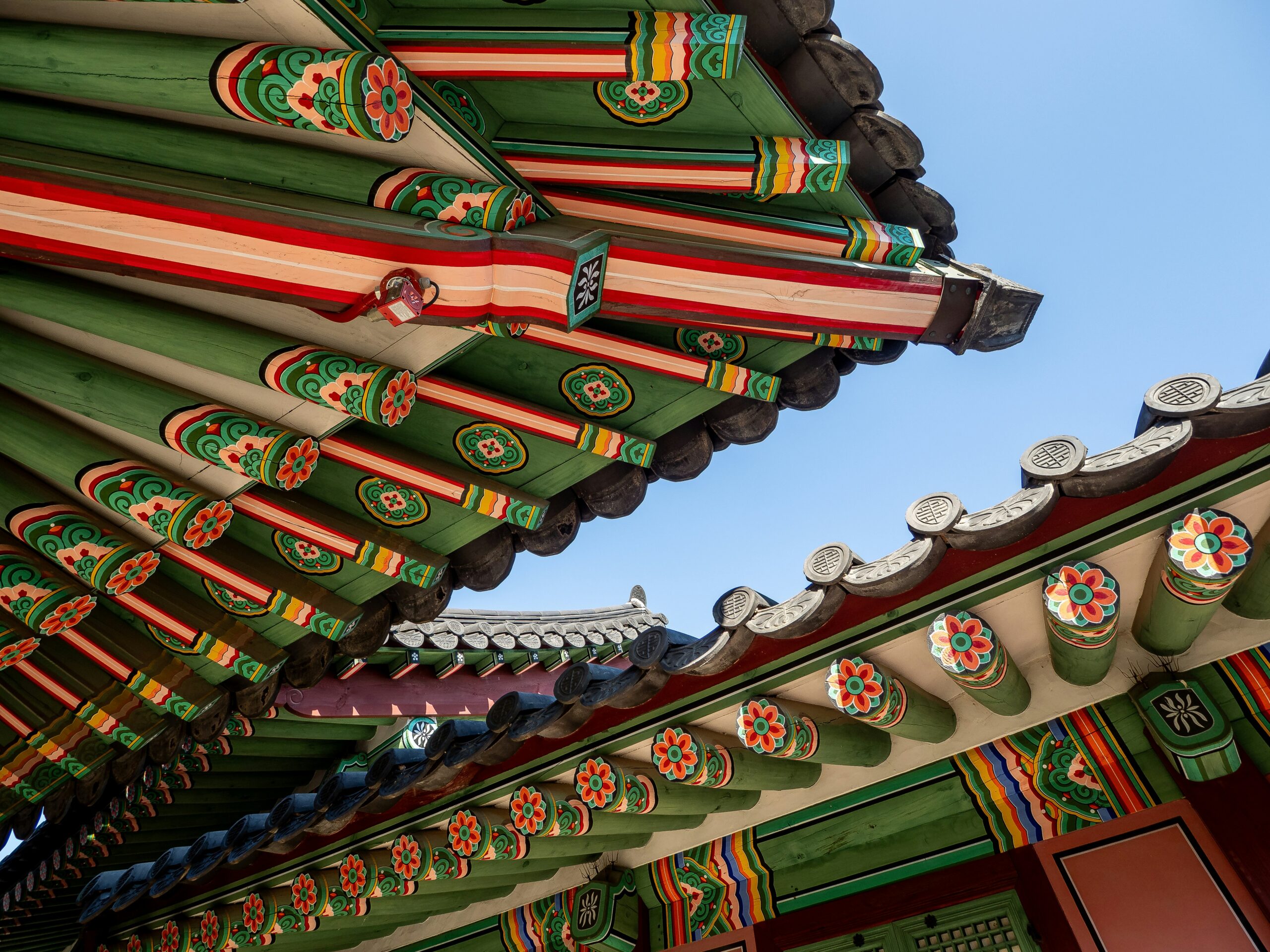 Beschilderde dakranden van een paleis in Seoul