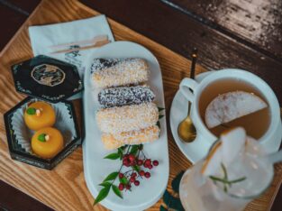 Koreaanse rijstcakejes en thee in een traditioneel theehuis