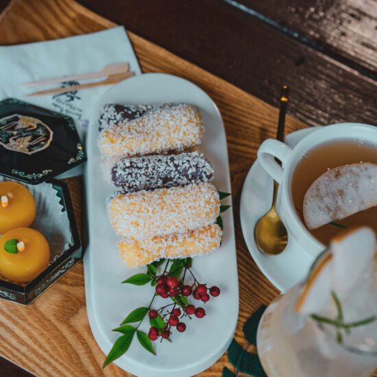 Koreaanse rijstcakejes en thee in een traditioneel theehuis