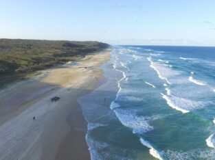 Het strand van K'gari (Fraser Island)