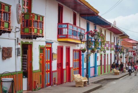 Kleurrijke gevels en balkons in Salento, koffieregio Colombia