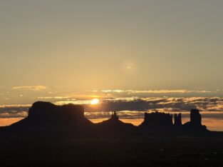 Zonsopgang boven de buttes van Monument Valley