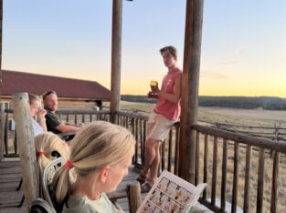 Avond op de veranda van de ranch