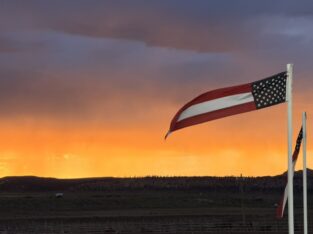 Amerikaanse vlag bij zonsondergang