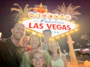 Gezinsfoto aan het Welcome to Las Vegas-bord