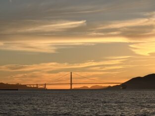 Golden Gate Bridge bij zonsondergang