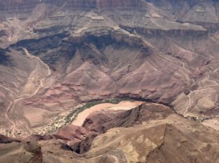 De Colorado-rivier diep in de Grand Canyon