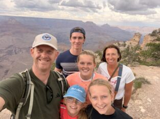 Gezinsfoto aan de rand van de Grand Canyon