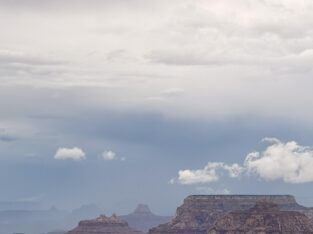 Dreigende wolken boven de Grand Canyon