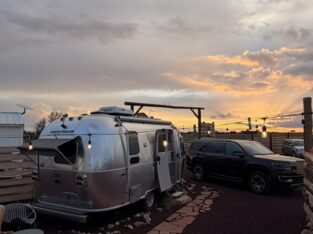 Overnachten in een Airstream bij zonsondergang