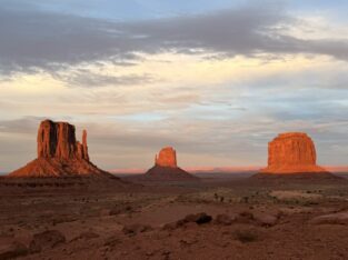 The Mittens in Monument Valley bij zonsondergang