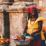 Palenquera met fruit in het koloniale centrum van Cartagena, Colombia