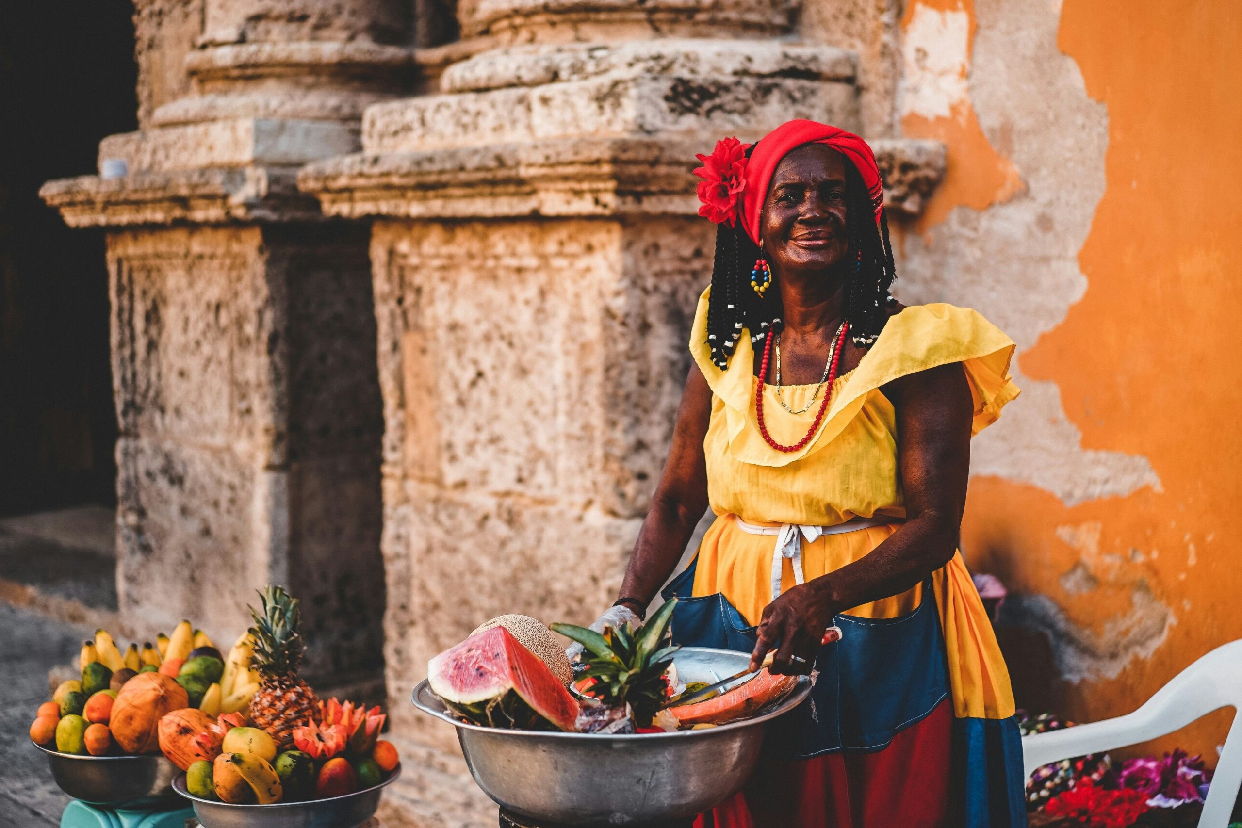 Palenquera met fruit in het koloniale centrum van Cartagena, Colombia