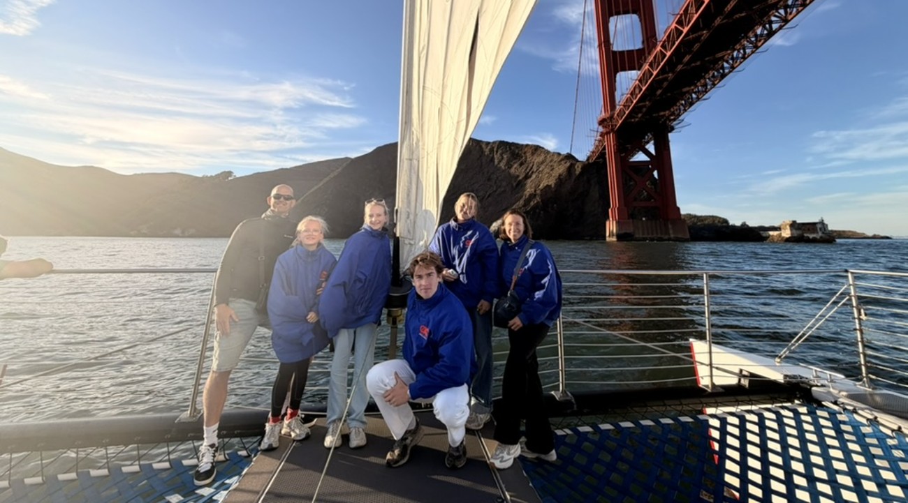 Gezinsfoto onder de Golden Gate Bridge